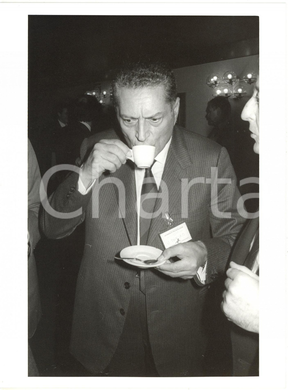 1986 MILANO Convegno BREDA "Uomini e tecnologie" Umberto MARINO beve un caffè 1