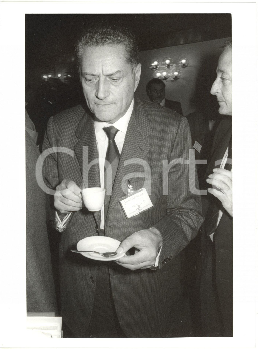1986 MILANO Convegno BREDA "Uomini e tecnologie" Umberto MARINO beve un caffè 2