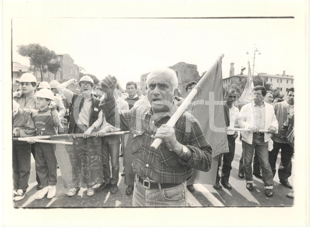 1988 NAPOLI BAGNOLI - Operai ITALSIDER manifestano contro piano FINSIDER *Foto