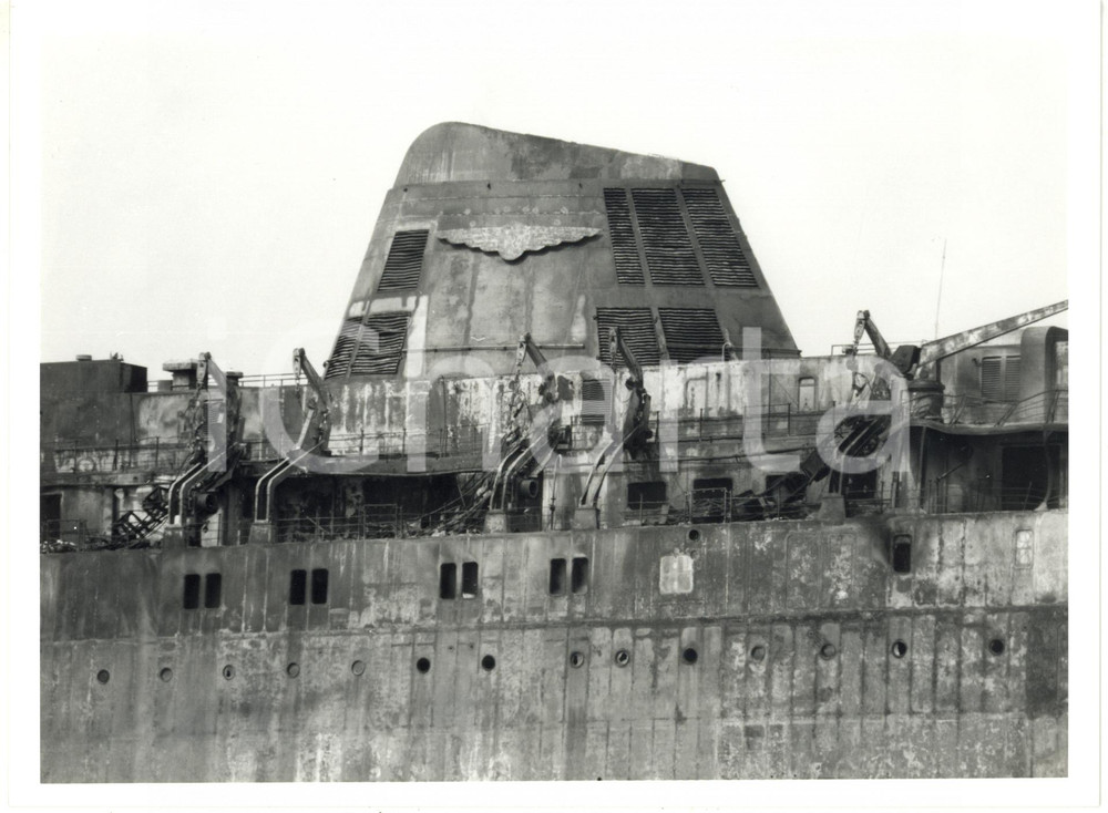 1991 LIVORNO Disastro del MOBY PRINCE Fumaiolo del traghetto dopo incendio *Foto