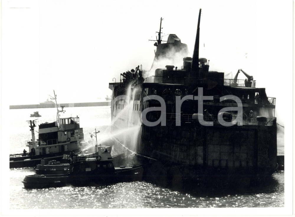 1991 LIVORNO Disastro MOBY PRINCE Traghetto durante operazioni raffreddamento 2