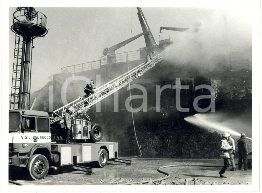 1991 PORTO DI LIVORNO Disastro del MOBY PRINCE Vigili del fuoco durante soccorsi