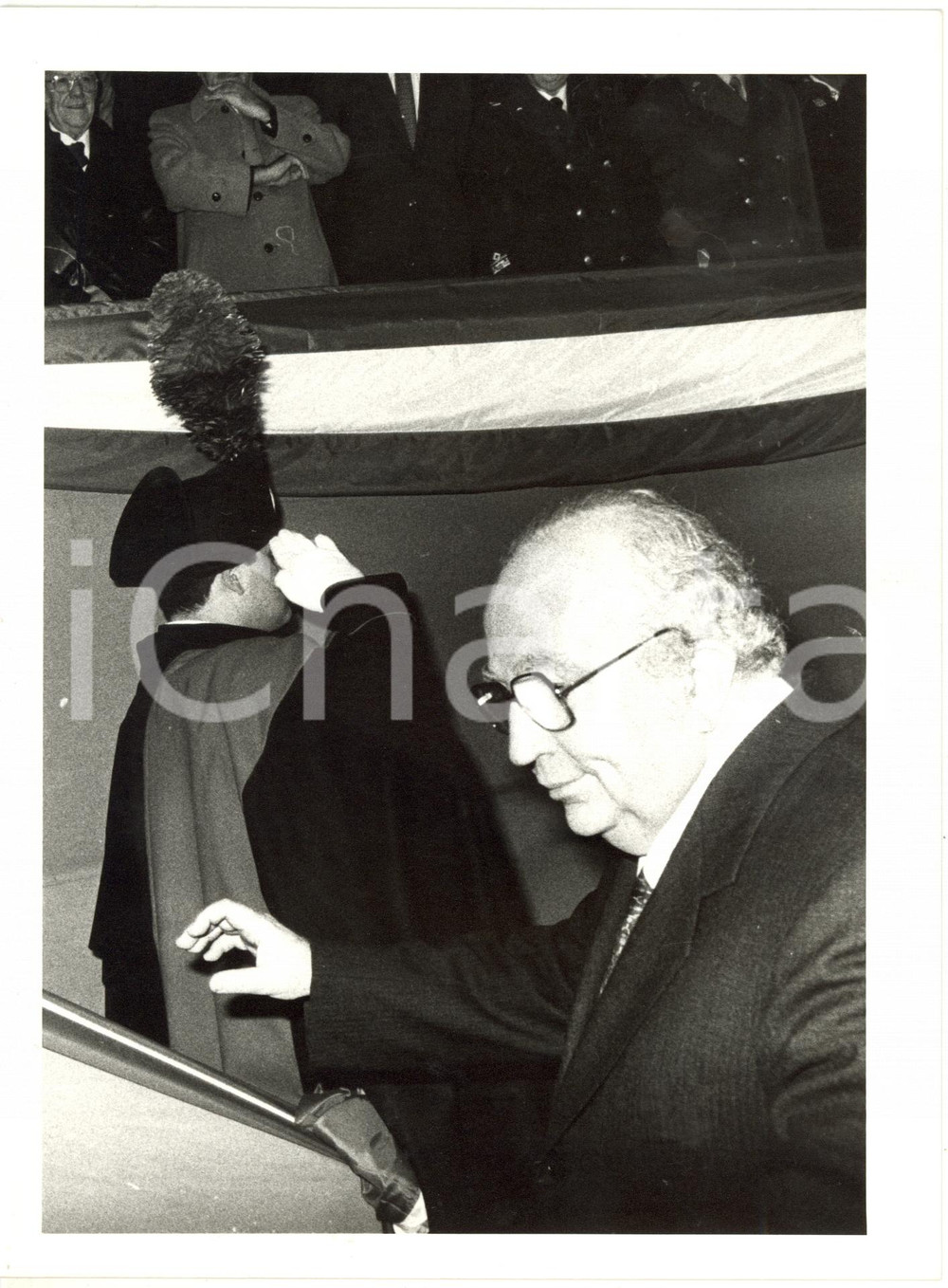 Fotografia d epoca originale 1985 ca ITALIA POLITICA  PRI Giovanni SPADOLINI con carabiniere Foto 1