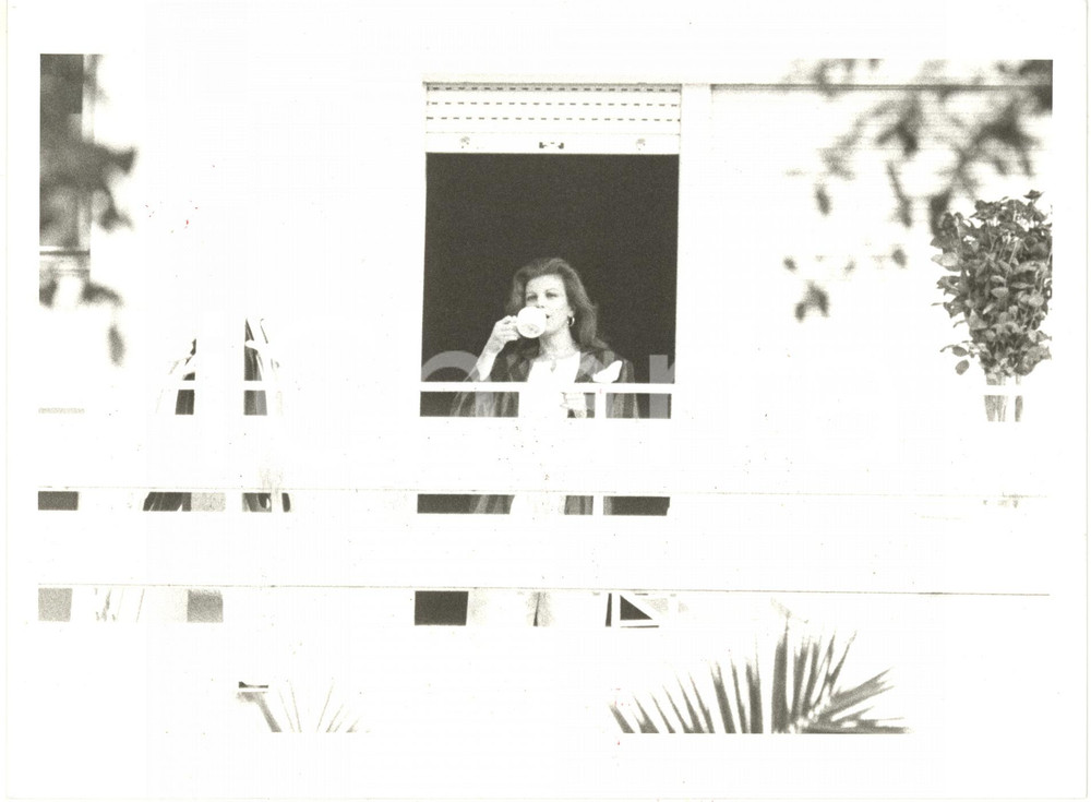 1990 ca ITALIA MUSICA SANREMO (?) MILVA paparazzata sul balcone dell'hotel *Foto