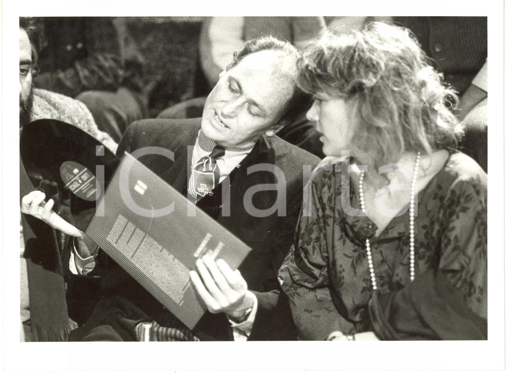 1985 ca COSTUME Renzo ARBORE e Caterina CASELLI con un disco di Luigi Tenco (2)