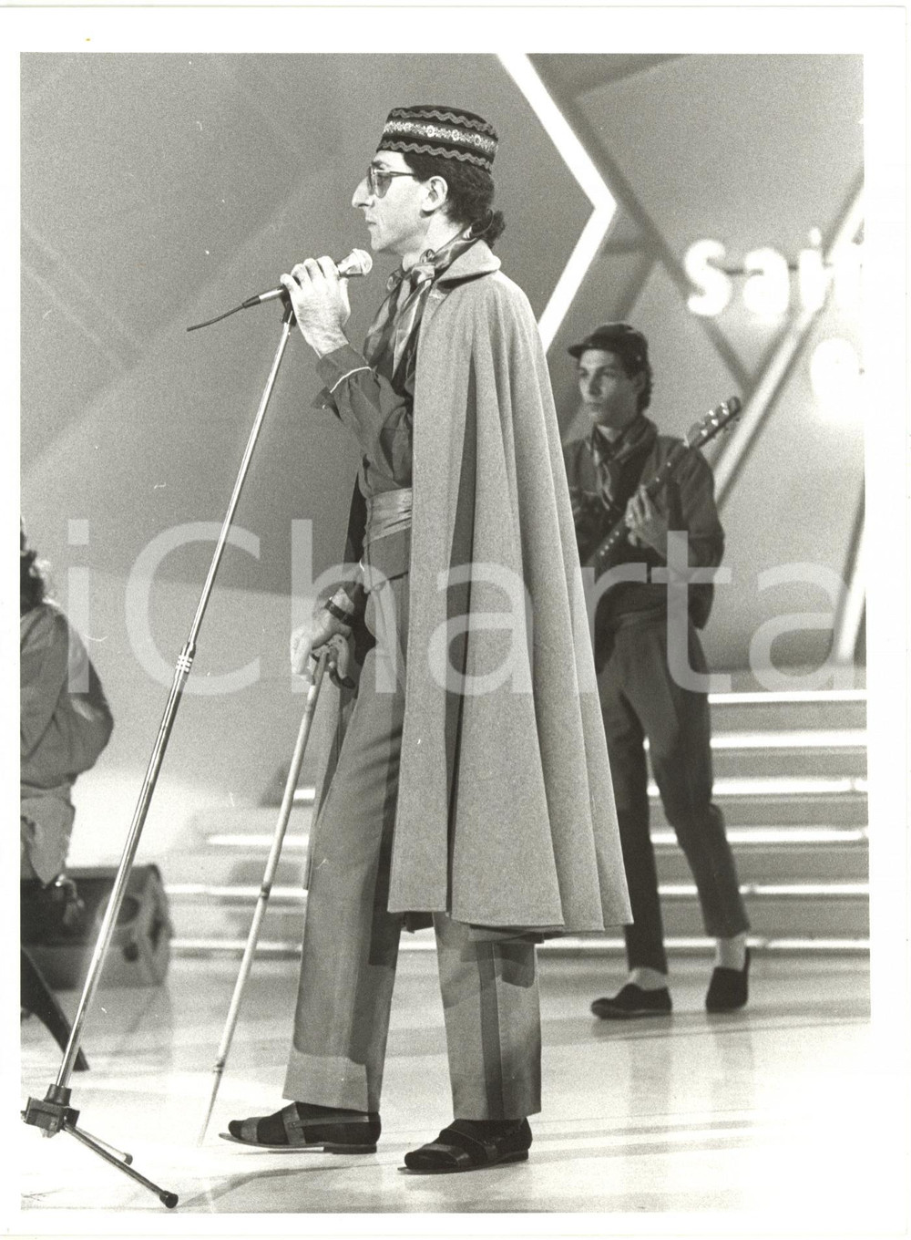 1985 SAINT VINCENT ESTATE Franco BATTIATO sul palco vestito da garibaldino (2)