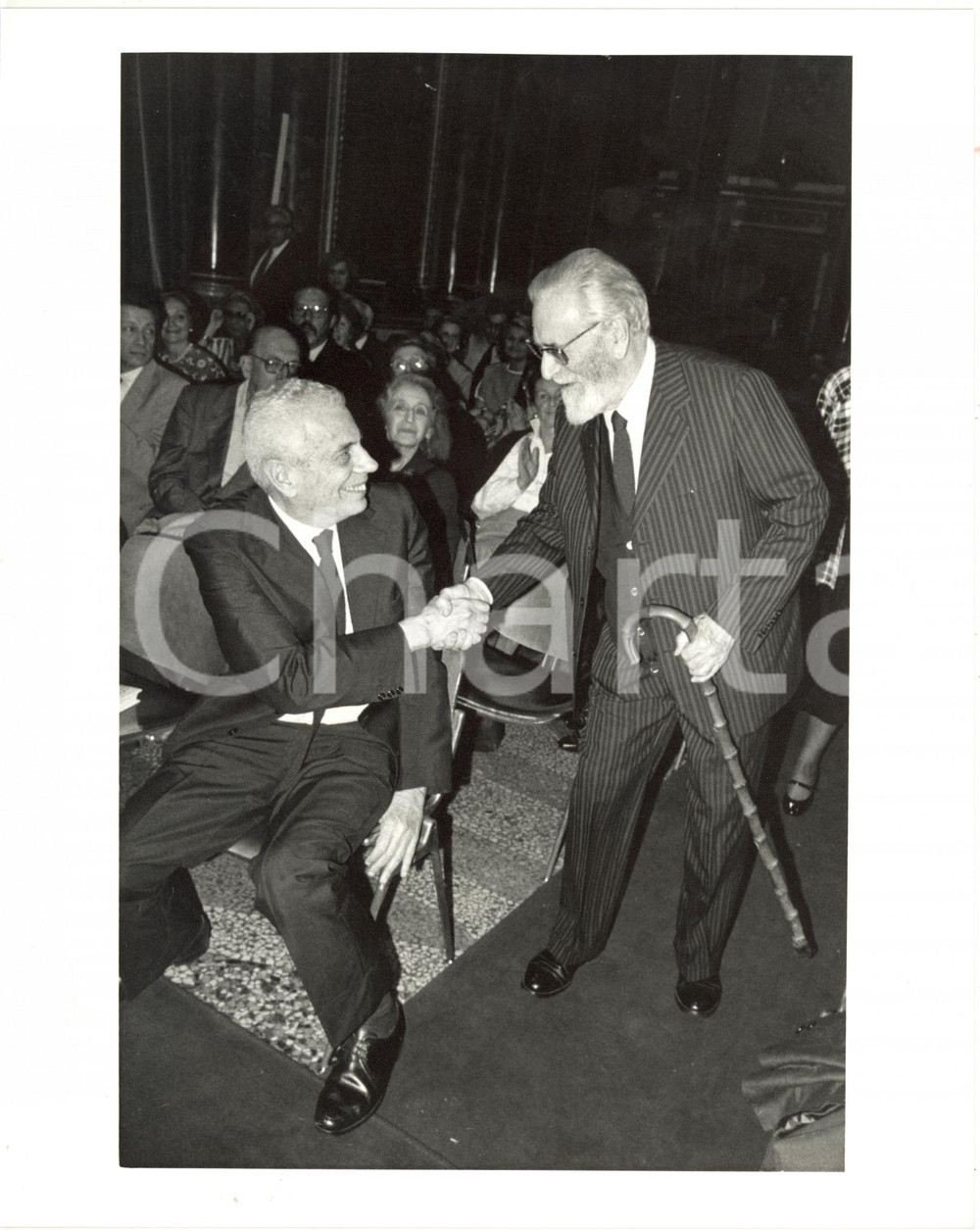 1985 ca ITALIA COSTUME - Mario SOLDATI stringe la mano a Giorgio FATTORI *Foto