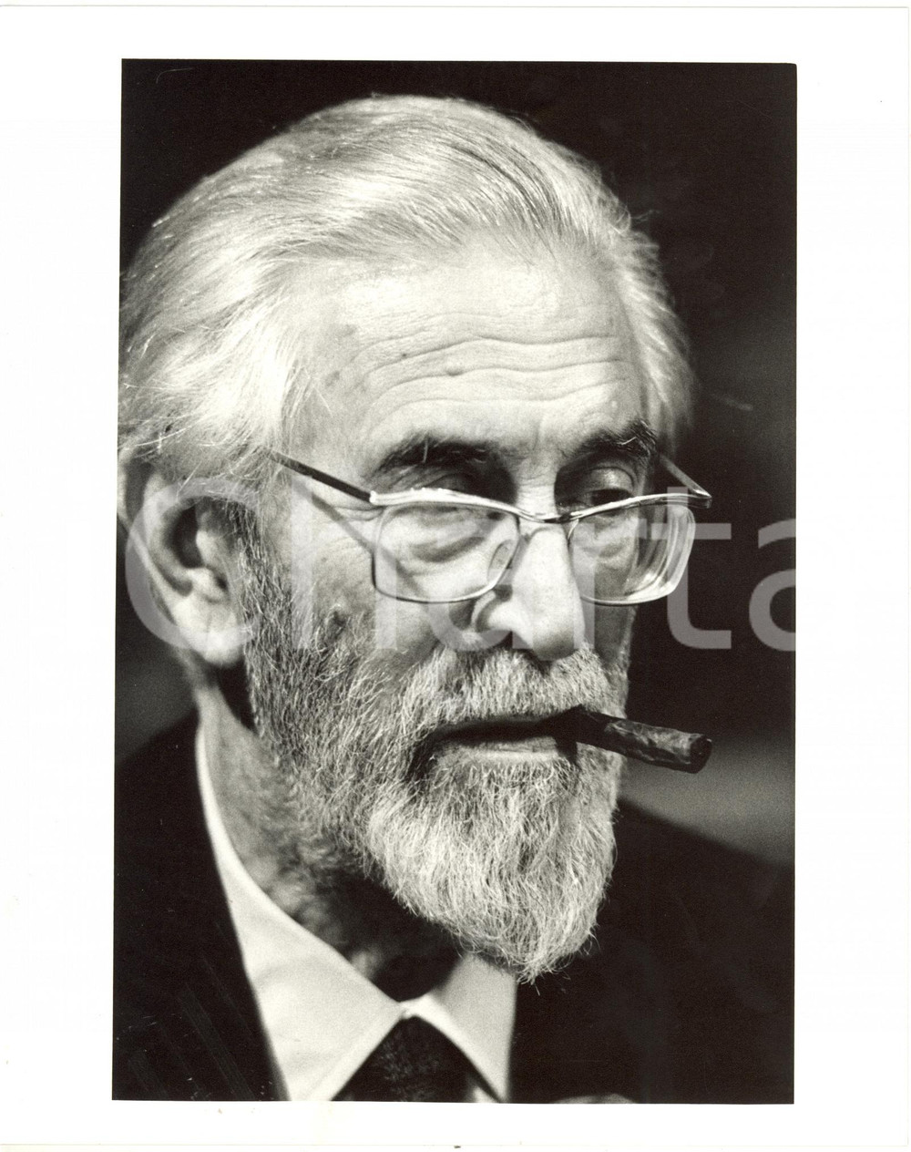 1985 ca ITALIA COSTUME - Scrittore Mario SOLDATI - Ritratto con sigaro (1) Foto 