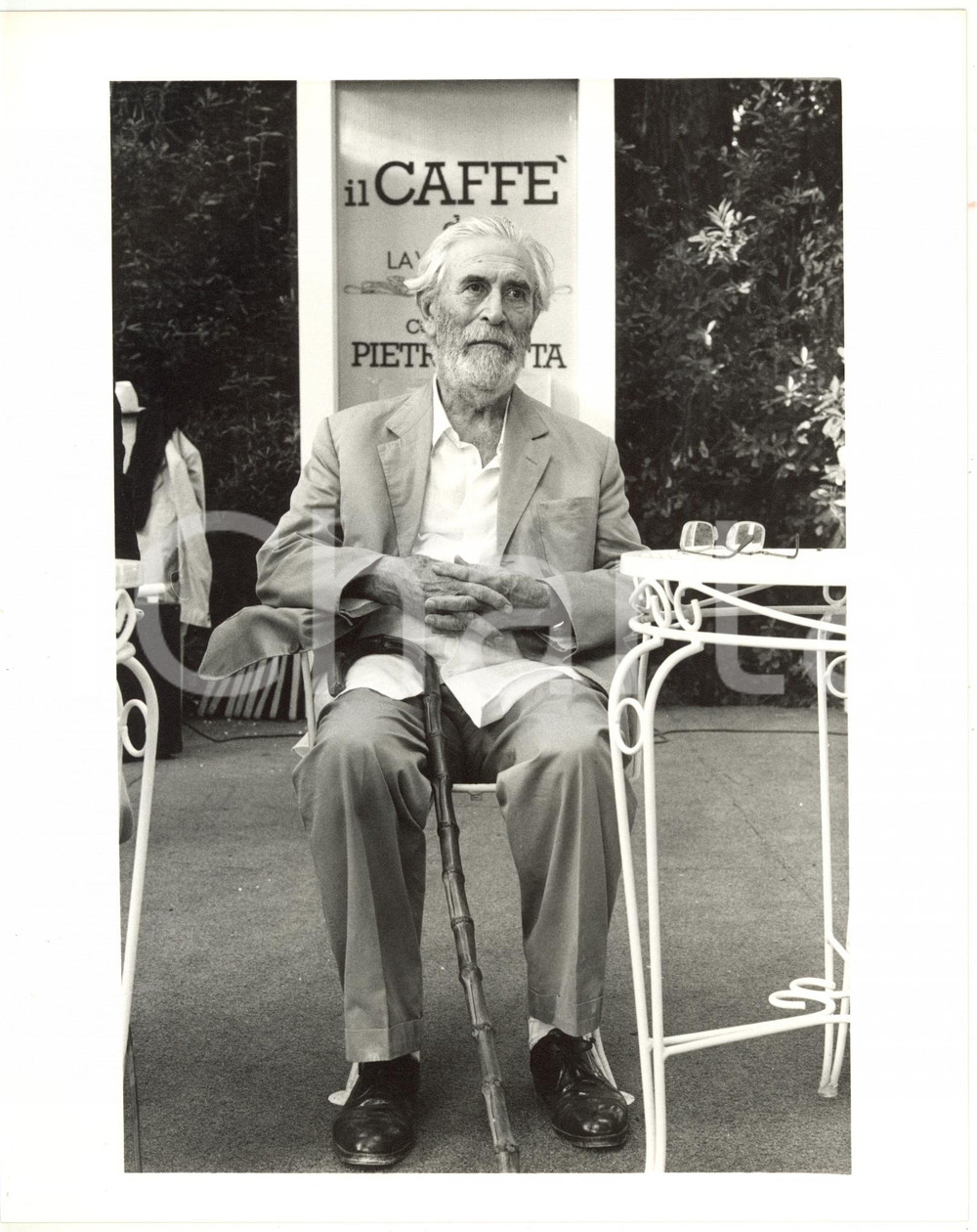 1985 ca PIETRASANTA (LU) Mario SOLDATI al Caffè de La Versiliana - Ritratto (1)