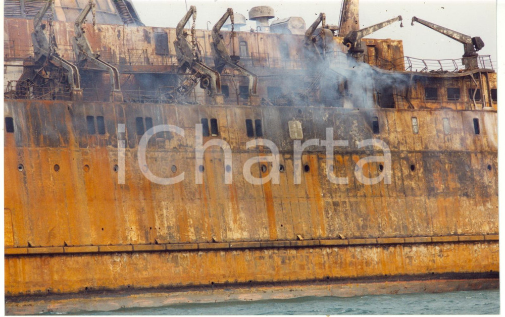 1991 LIVORNO Disastro del MOBY PRINCE - Fianco del traghetto dopo l'incendio 