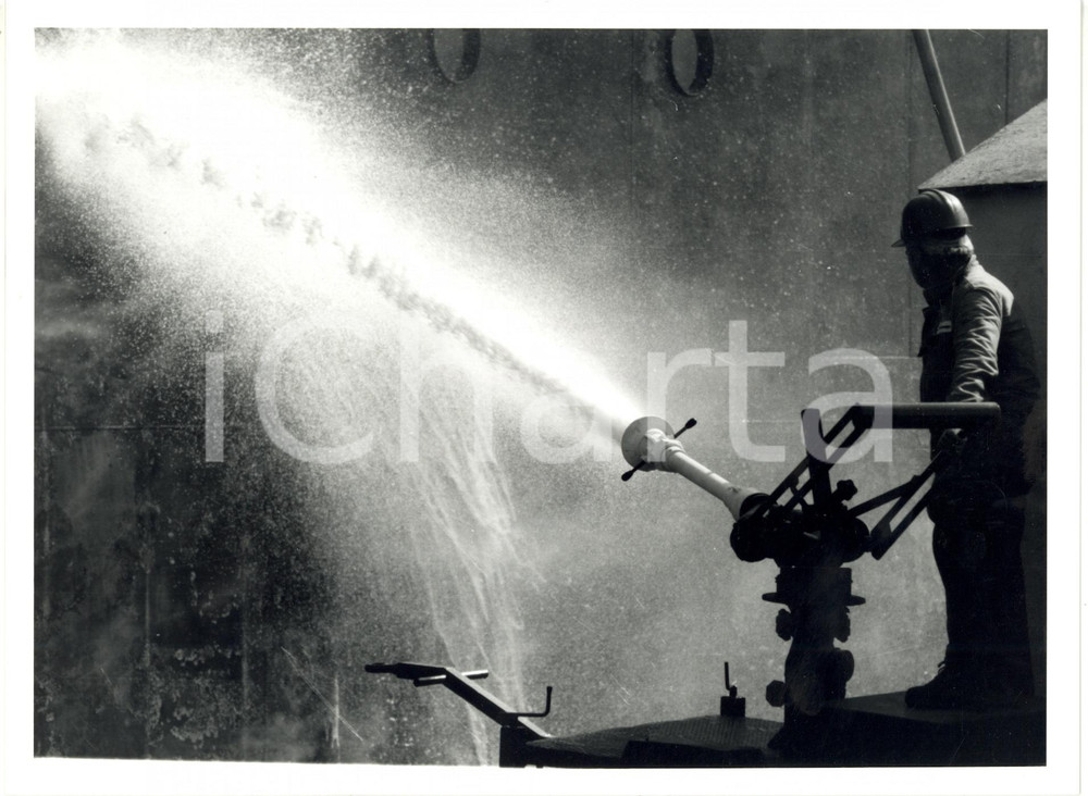1991 LIVORNO Disastro MOBY PRINCE - Vigile del Fuoco usa cannone antincendio