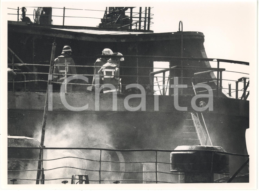 1991 LIVORNO Disastro del MOBY PRINCE - Vigili del Fuoco durante soccorsi *Foto