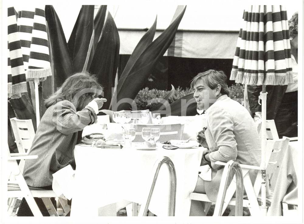 1985 ca FRANCIA CINEMA - Attrice Jeanne MOREAU fa colazione a bordo piscina (2)