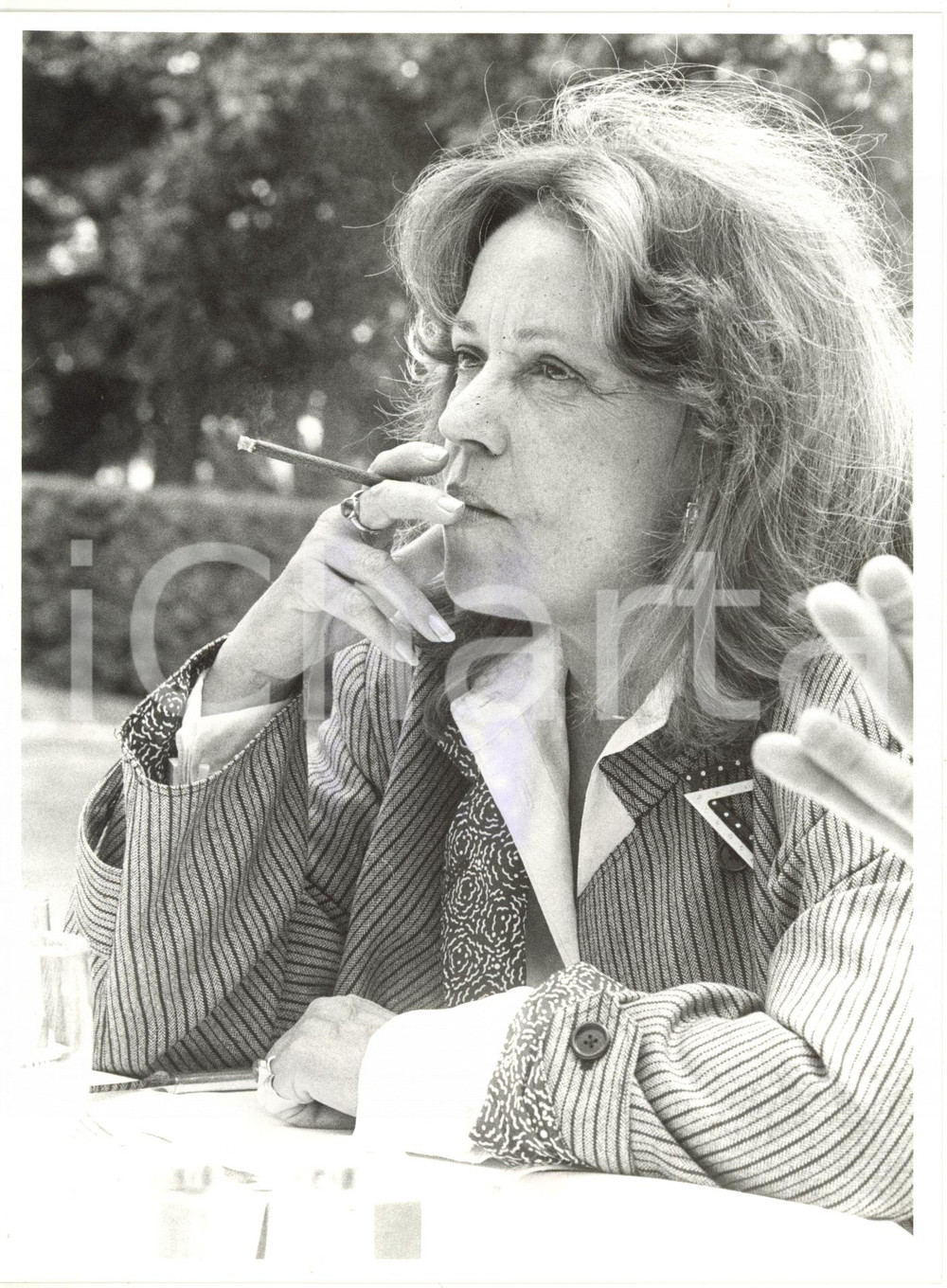 1985 ca FRANCIA CINEMA - Attrice Jeanne MOREAU fuma una sigaretta - Ritratto 