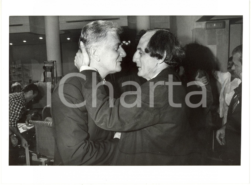 1986 MOSTRA DEL CINEMA DI VENEZIA - Citto MASELLI saluta Sergio ZAVOLI *Foto 