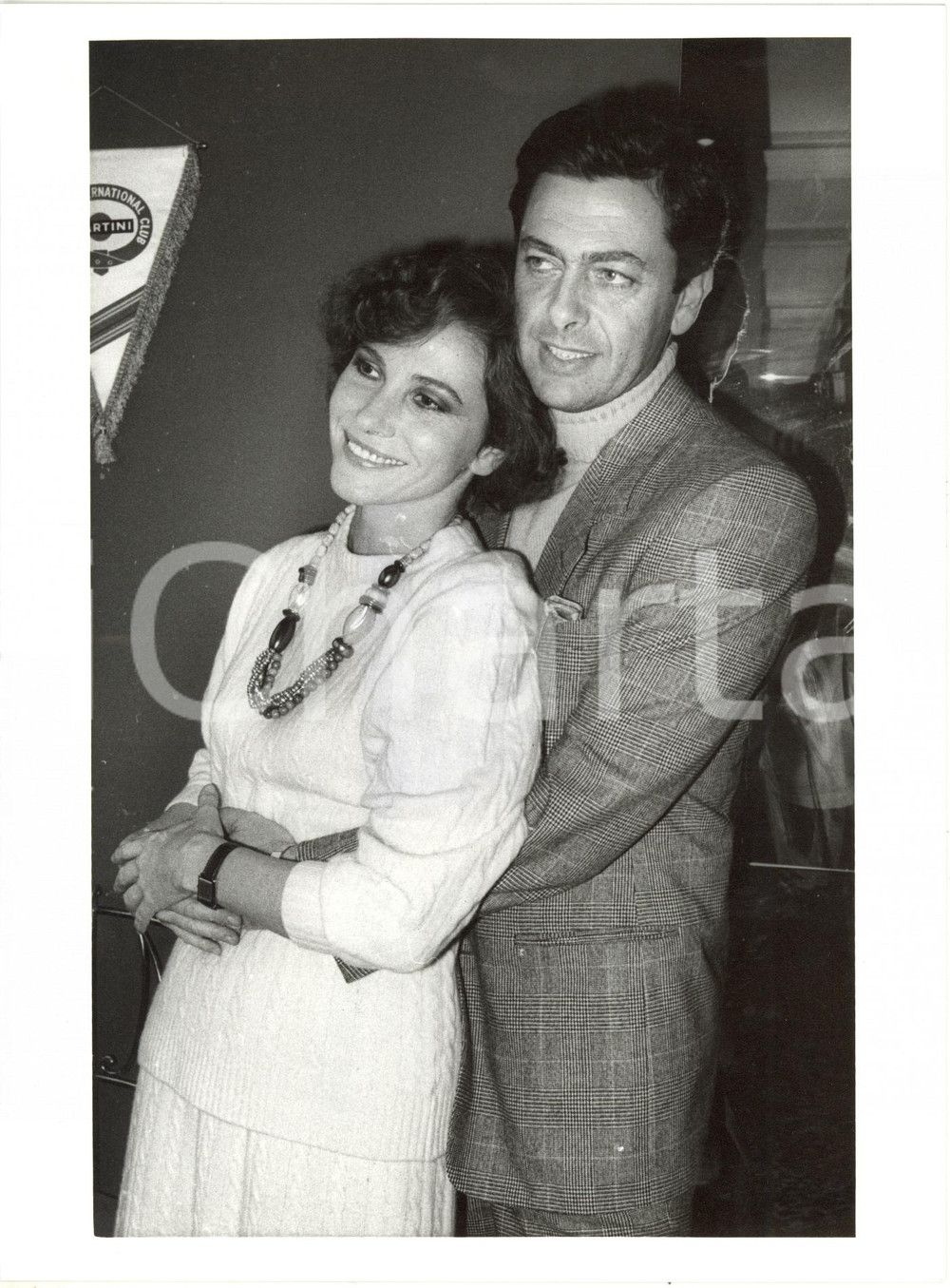 1985 ca MILANO TERRAZZA MARTINI - Ivana MONTI Andrea GIORDANA abbracciati (3)