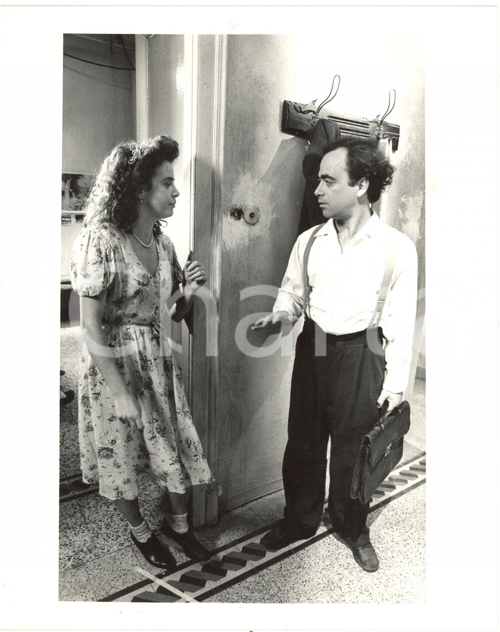 1988 CINEMA "Ladri di saponette" - Maurizio NICHETTI con Caterina LABINI sul set