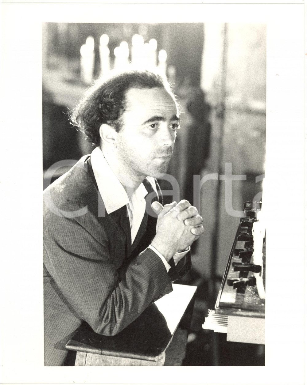 1988 CINEMA Maurizio NICHETTI prega durante una scena di LADRI DI SAPONETTE (1)