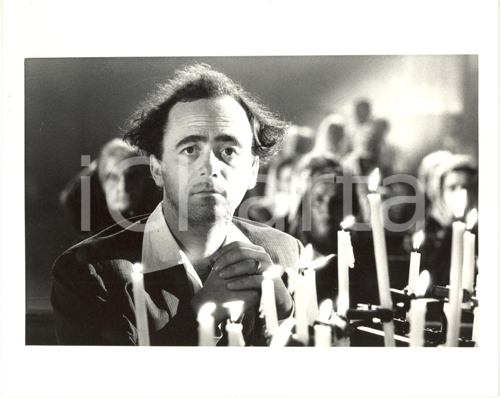 1988 CINEMA Maurizio NICHETTI prega durante una scena di LADRI DI SAPONETTE (4)