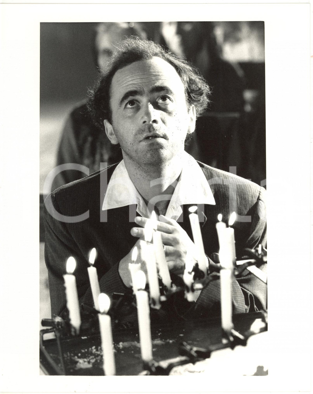 1988 CINEMA Maurizio NICHETTI prega durante una scena di LADRI DI SAPONETTE (5)