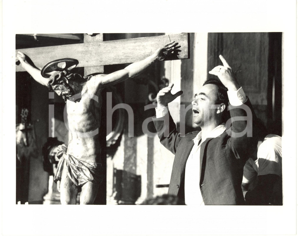 1988 CINEMA Maurizio NICHETTI con crocifisso in una scena di LADRI DI SAPONETTE