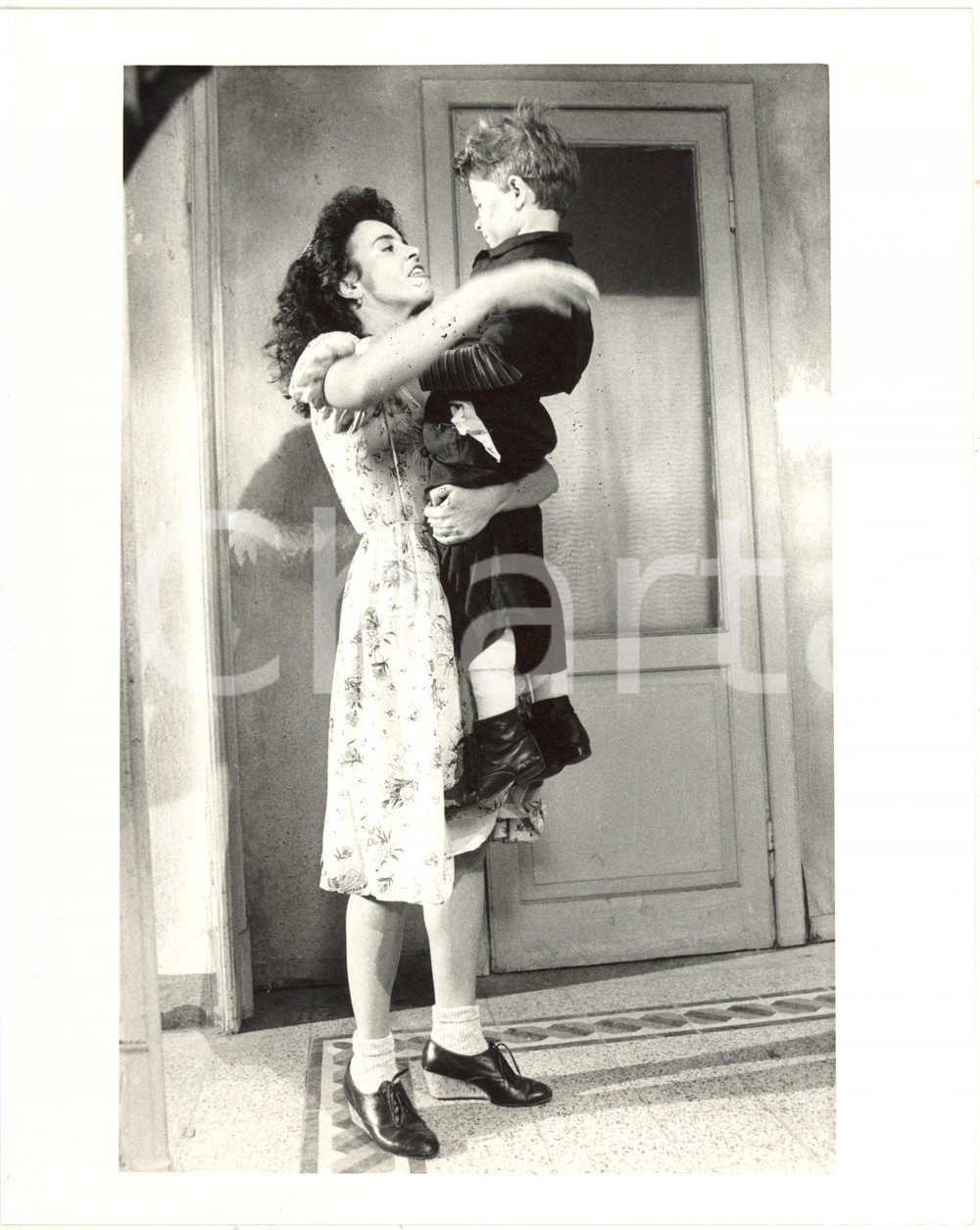 1988 CINEMA "Ladri di saponette" Caterina LABINI tiene Federico RIZZO in braccio