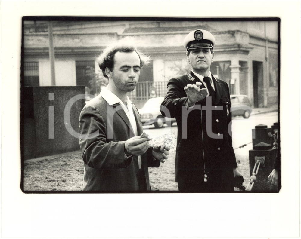 1988 CINEMA "Ladri di saponette" - Maurizio NICHETTI con vigile urbano sul set