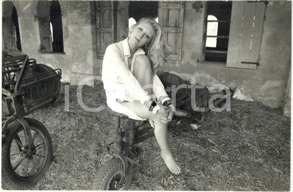 1975 ca ITALIA COSTUME Patrizia BUFFA - Ritratto con macchinario agricolo *Foto