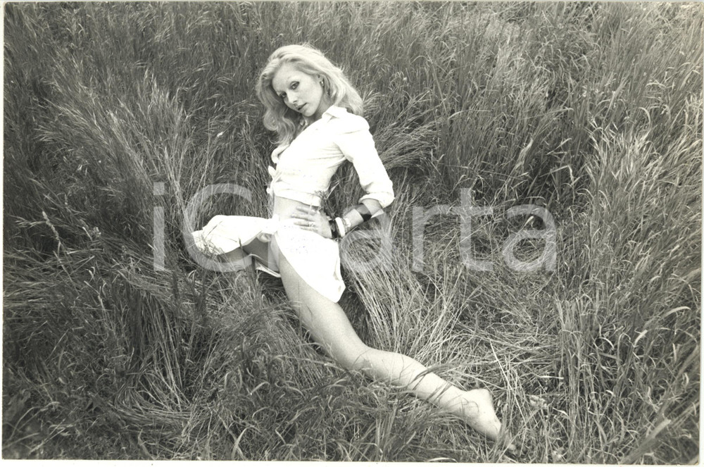 1975 ca ITALIA - COSTUME Patrizia BUFFA in posa nell'erba - Ritratto *Foto 30x20