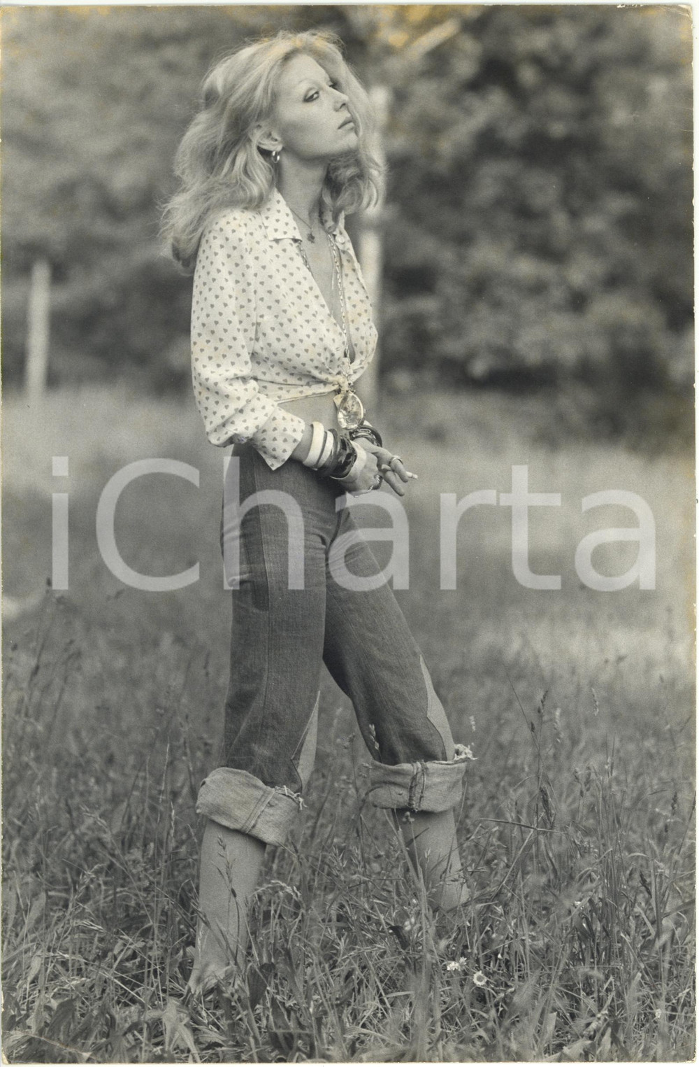 1975 ca ITALIA COSTUME - Patrizia BUFFA al parco - Ritratto (2) *Foto 20x30