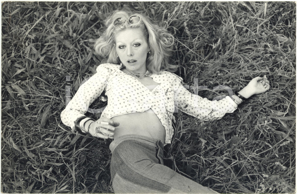 1975 ca ITALIA COSTUME Patrizia BUFFA fuma sigaretta sdraiata sull'erba Foto (1)
