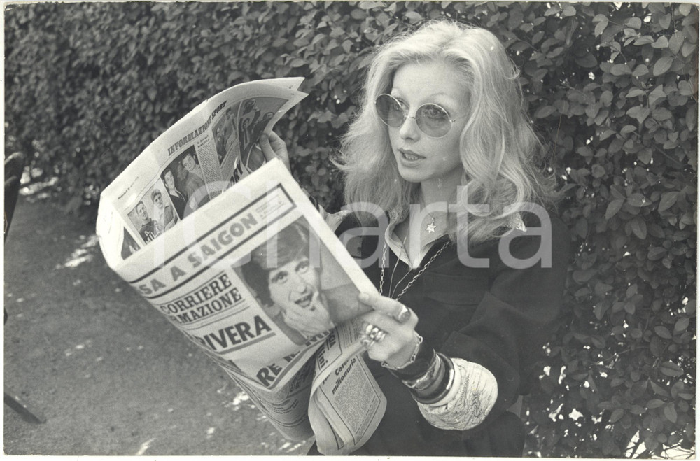 1975 ca Patrizia BUFFA legge articolo Gianni RIVERA su Corriere d'Informazione