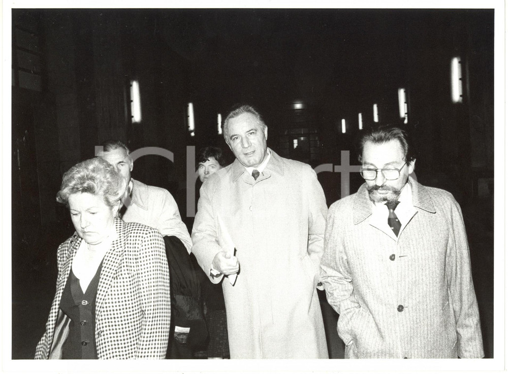 1985 TRIBUNALE MILANO Processo SCANDALO PETROLI Sereno FREATO con moglie (2)  Fotografia di agenzia. CONDIZIONI: G (lievi difetti di stampa)FORMATO: 24x18 cm    originale e autentica 1