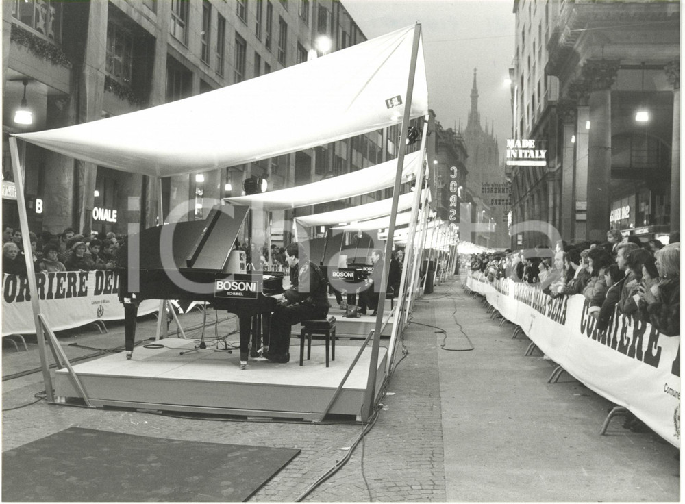 1987 MILANO CORSO VITTORIO EMANUELE - Esibizione 22 pianoforti BOSONI (2) *Foto