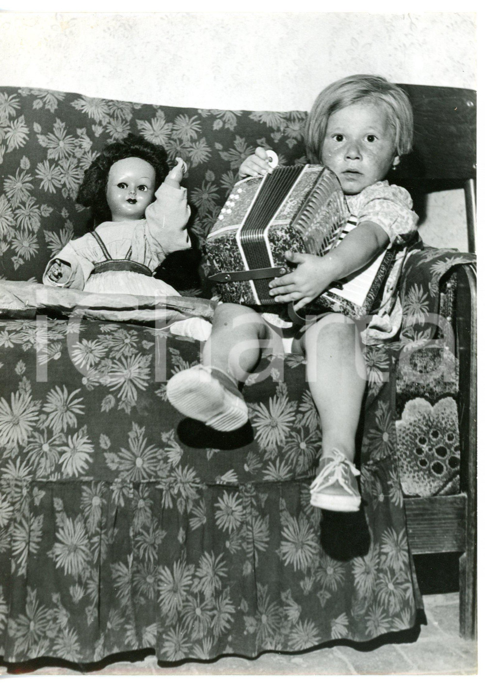 1970 ca PERIFERIA DI MILANO Bambina gioca con bambola e fisarmonica *Foto 13x18