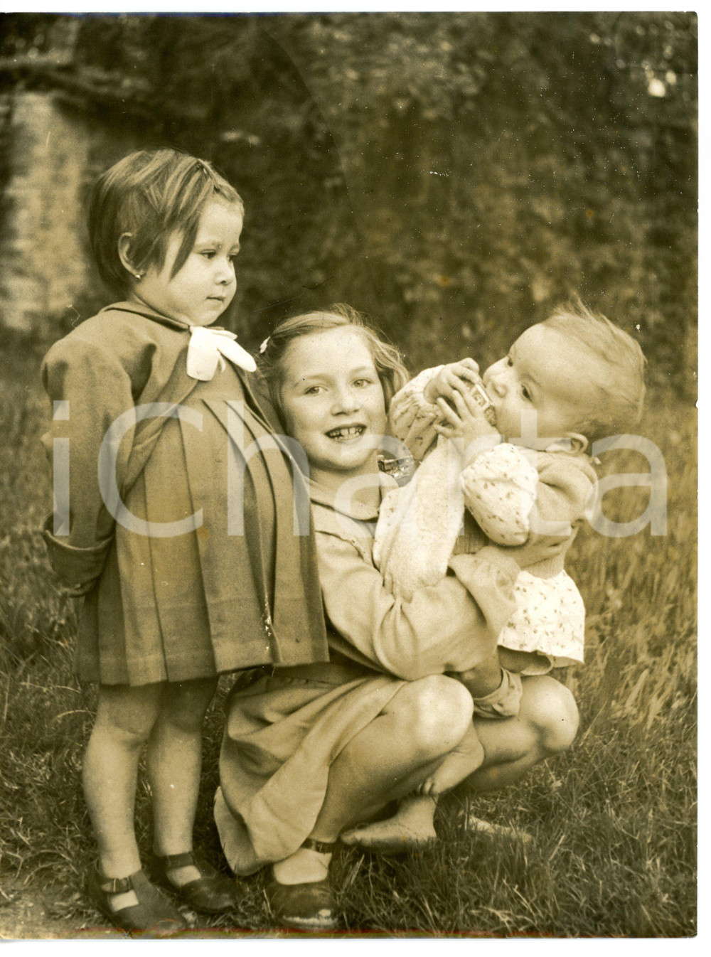 1970 ca PERIFERIA DI MILANO Giochi tra bambine - Fotografia VINTAGE 18x24 cm