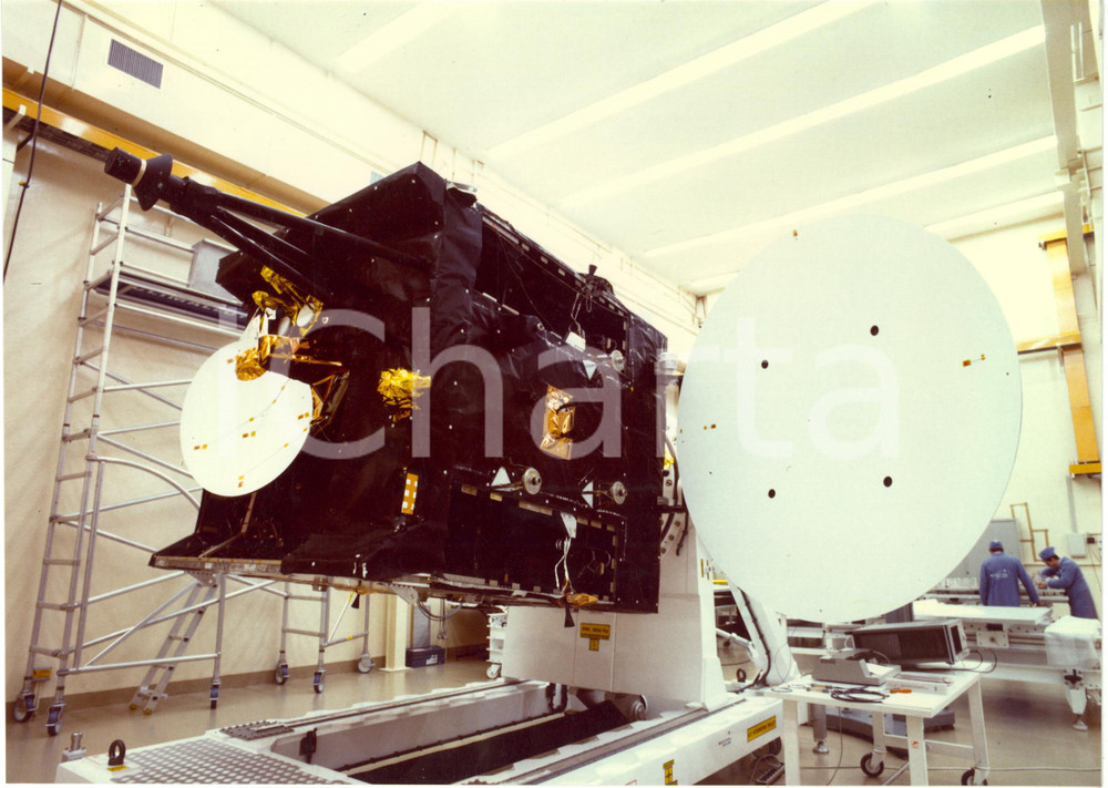 1990 ca ROMA Centro Integrazione Satelliti SELENIA SPAZIO - Satellite ITALSAT 1 Fotografia di agenzia. CONDIZIONI: G FORMATO: 29x21 cm     originale e autentica 1