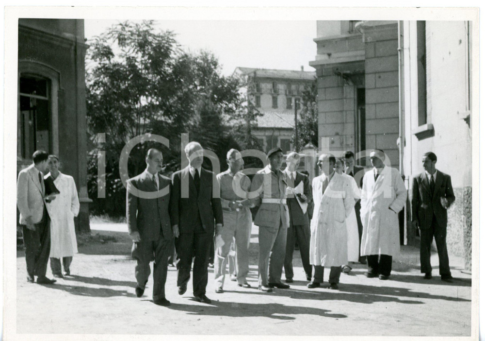 1950 ca MILANO Antonio GREPPI con militari in visita a una clinica ospedaliera