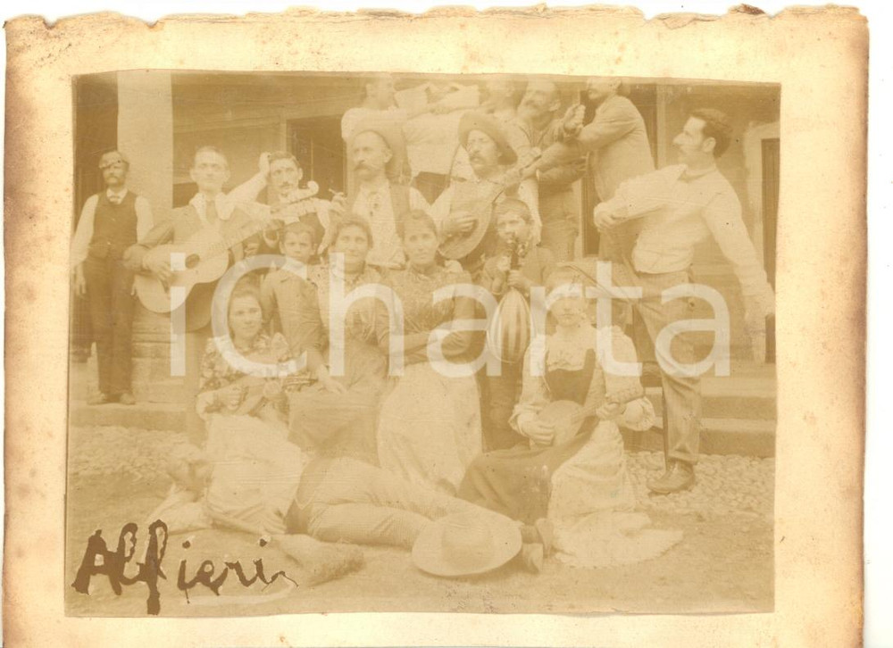 1900 ca LOMBARDIA Famiglia di artisti con chitarre e mandolini - Foto (1) Fotografia d'epoca su cartoncino.Al verso &egrave; presente una seconda fotografia, danneggiata, che mostra la superficie di un lago. CONDIZIONI: FAIR (ondulature al cartoncino; bruniture) FORMATO: 13x10 cm (cartoncino)FOTOGRAFO: Angelo Alfieri - Milano     originale e autentica 1