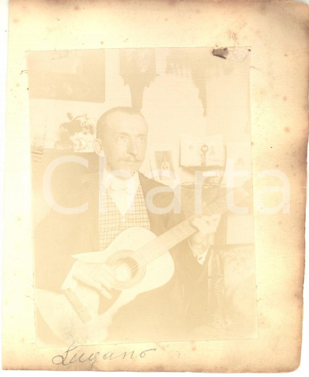 1900 ca LUGANO Uomo alla chitarra in salotto borghese - Foto VINTAGE 11x14 cm
