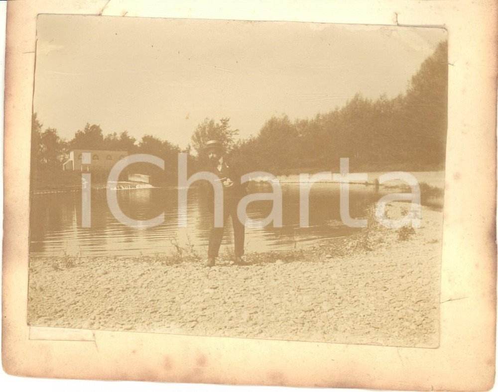 1900 ca AREA DI MILANO Ritratto maschile presso un laghetto - Foto 14x11