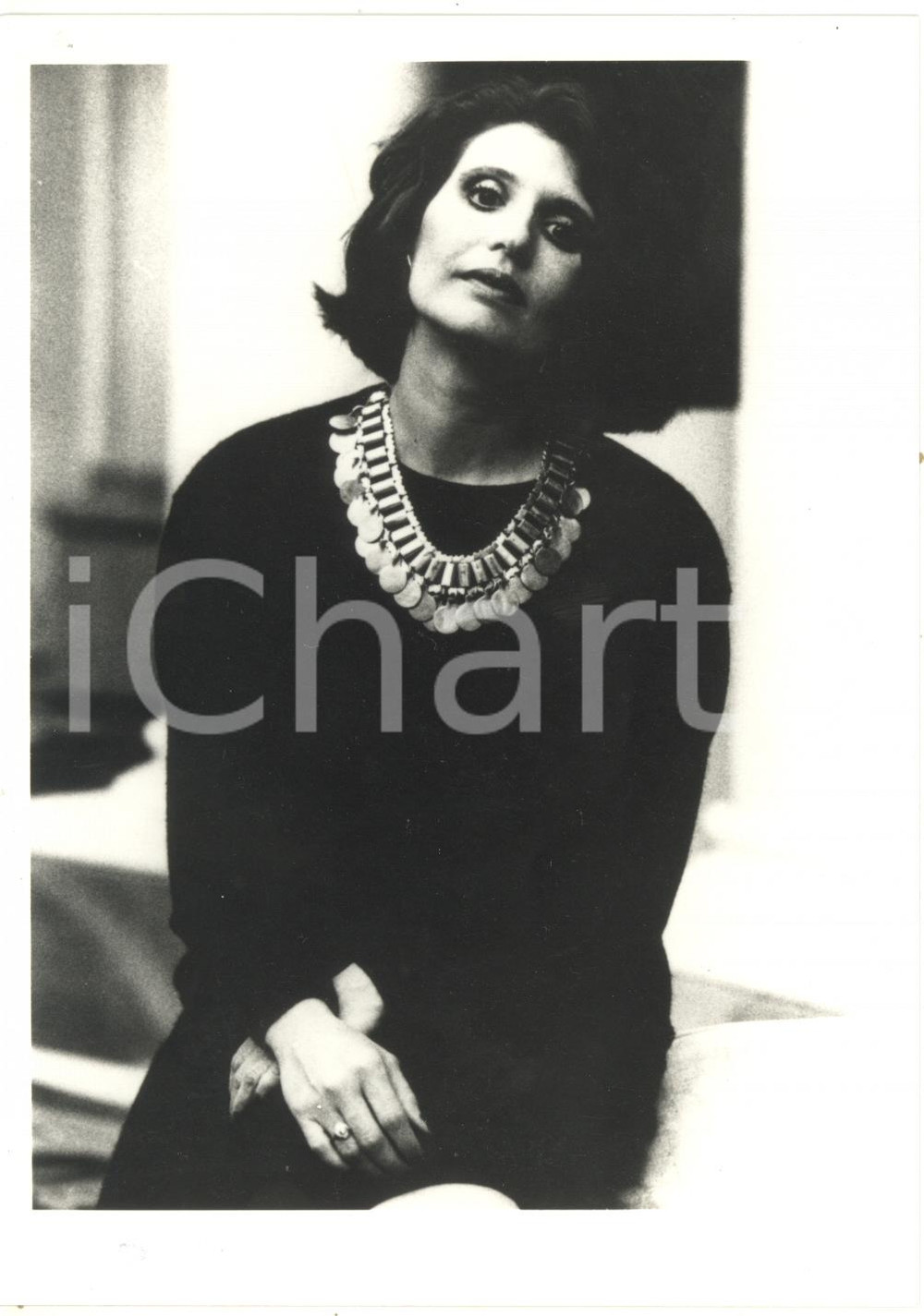 1990 ca COSTUME Angeles MASTRETTA - Ritratto della scrittrice *Foto 13x18 cm Fotografia di agenzia. CONDIZIONI: FAIR (piccolo foro da graffetta all'angolo superiore sinistro; bassa qualit&agrave; di stampa)FORMATO: 13x18 cm     originale e autentica 1