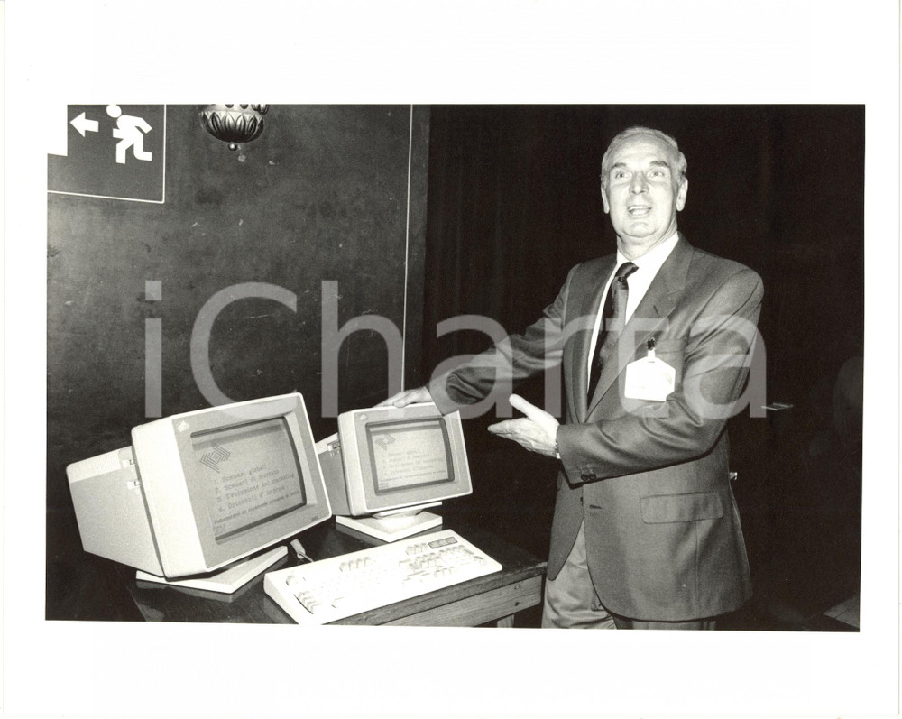 1985 ca ITALIA - Claudio BELLI durante una conferenza - Ritratto *Foto 25x20 cm