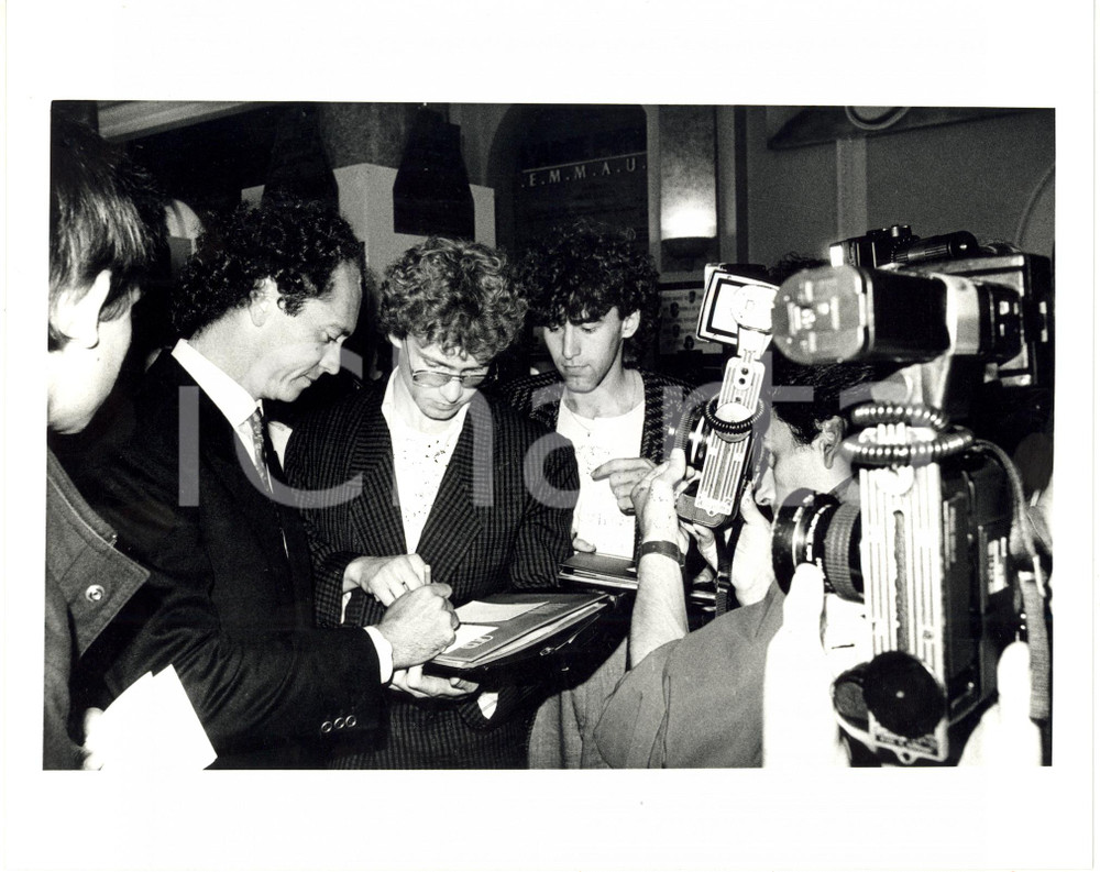 1985 ca CALCIO - Paulo Roberto FALCAO firma autografi ai suoi fan *Foto 25x20 cm