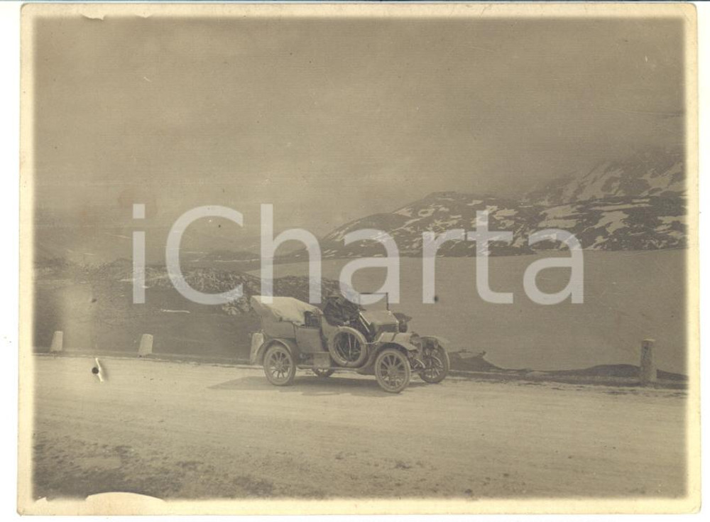 1920 ca COSTUME ITALIA Viaggiatore in automobile sul lago innevato - Foto 11x8