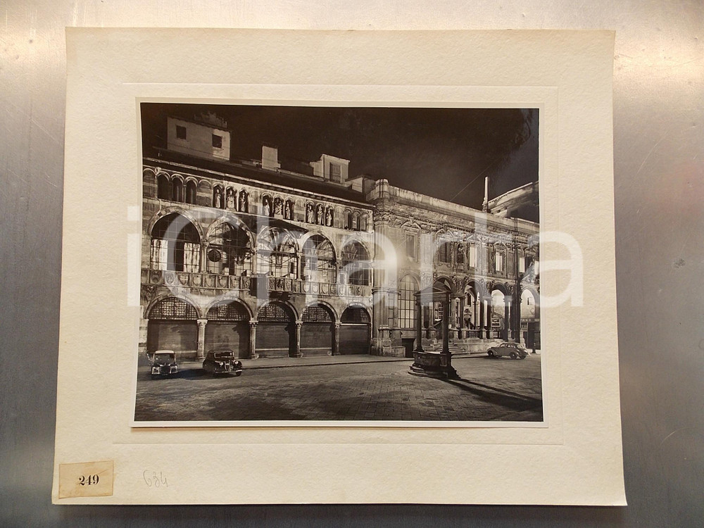 1960 ca MILANO Piazza dei Mecanti - Veduta notturna *Gigantografia 40x30 cm Fotografia d'epoca su cartoncino morbido.FOTOGRAFO: Bromofoto / Antonio Garanzini - Milano  CONDIZIONI: FAIR FORMATO: 40x30 cm    originale e autentica 1
