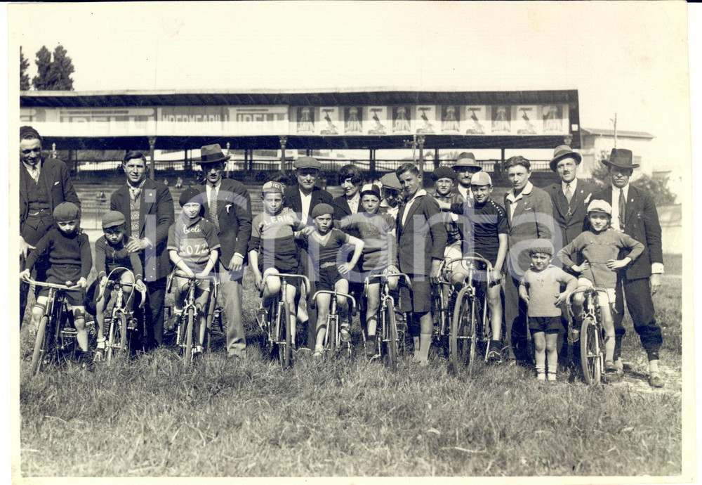 1930 ca MILANO CICLISMO Squadra di bambini con i genitori *Foto FLECCHIA 18X12