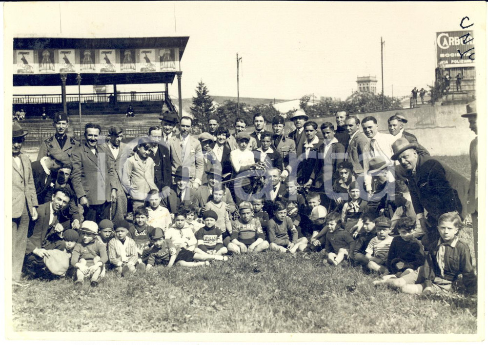 1930 ca MILANO CICLISMO Squadra di bambini con i genitori - Foto Ida FLECCHIA