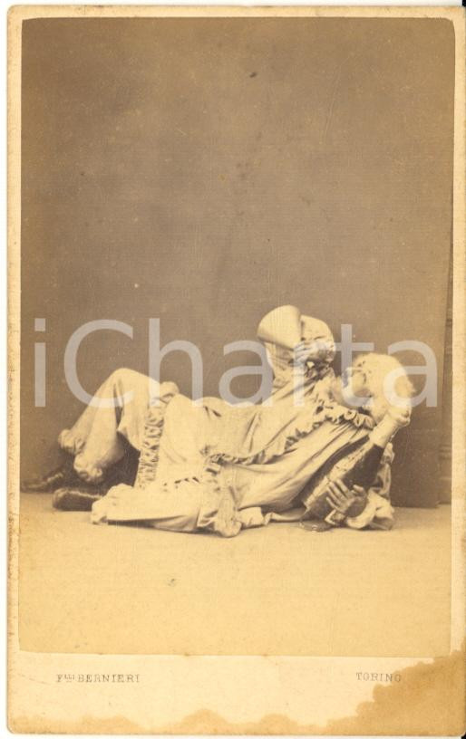 1870 ca TORINO Ritratto di ubriaco coricato con l'imbuto - Foto BERNIERI CURIOSA