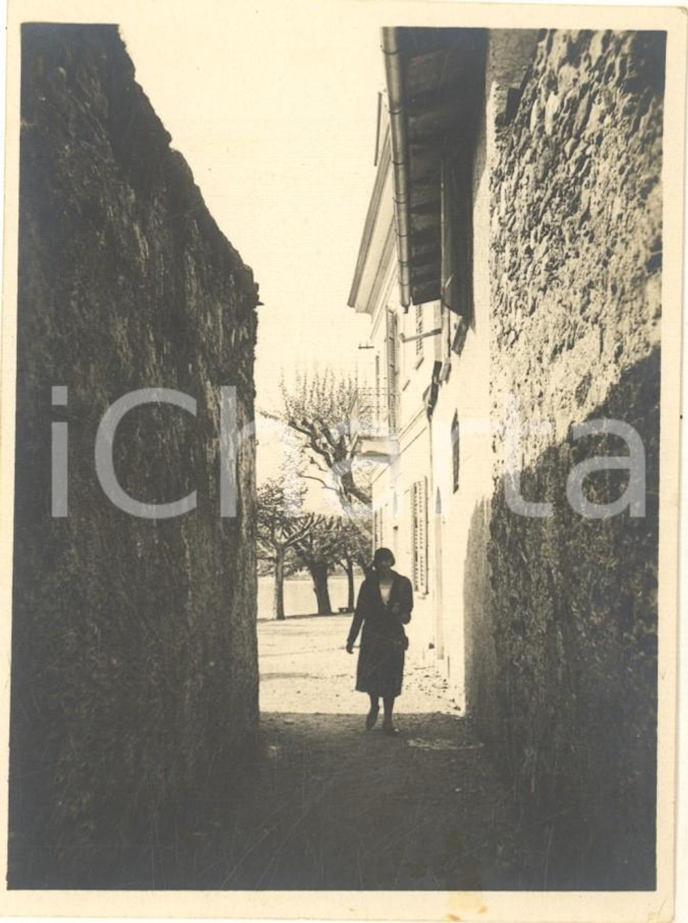 1925 ca ISOLA DEI PESCATORI Donna in un vicolo - Foto ARTISTICA 8x11 cm